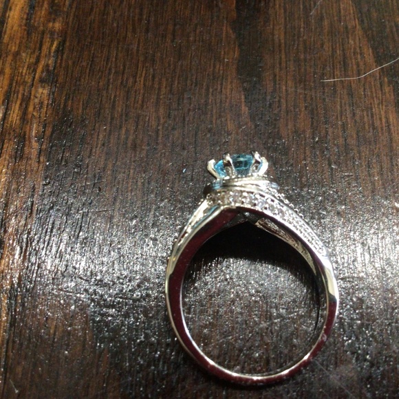 925 sterling silver ring with blue and clear rhinestones. Size 6. - Picture 6 of 7